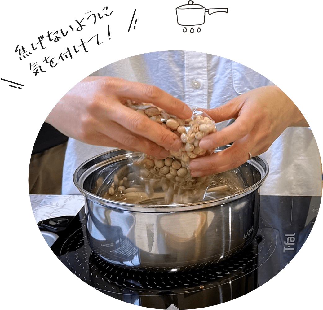 将蒸大豆裹进焦糖中